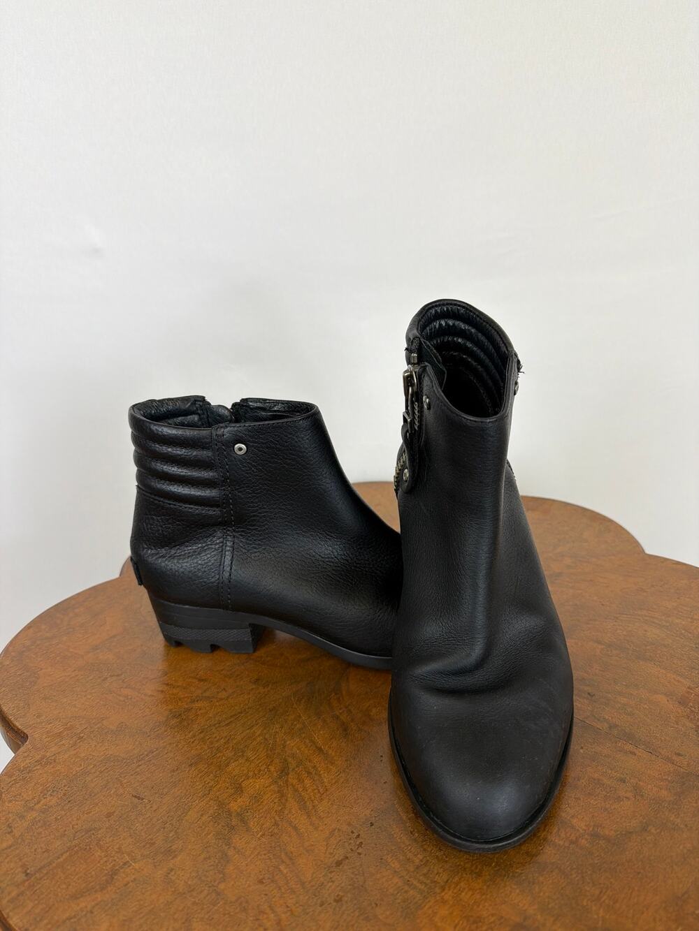 Sorel Black Leather Chunky Zip Up Booties 1.5 Inch Heel Size 7